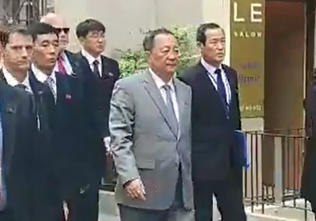 리용호 북한 외무상이 미국 뉴욕 방문 마지막날인 1일(현지시간) 숙소인 유엔본부 앞 밀레니엄 힐튼 유엔플라자 호텔 인근의 유엔주재 북한 대표부 사무실을 방문하고 있다. 연합뉴스