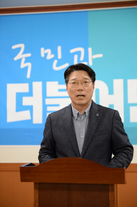 정우동 더불어민주당 영천청도지역위원장이 2일 영천시 완산동 사무실에서 