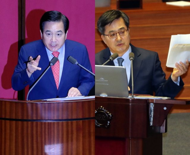 심재철 자유한국당 국회의원(왼쪽)이 2일 국회 본회의 경제 분야 대정부 질문에서 김동연 부총리 겸 기획재정부장관을 상대로 국가재정정보시스템 접속 과정을 설명하고 있다. 김 부총리는 심 의원의 비인가 행정정보 무단유출 논란과 관련해 