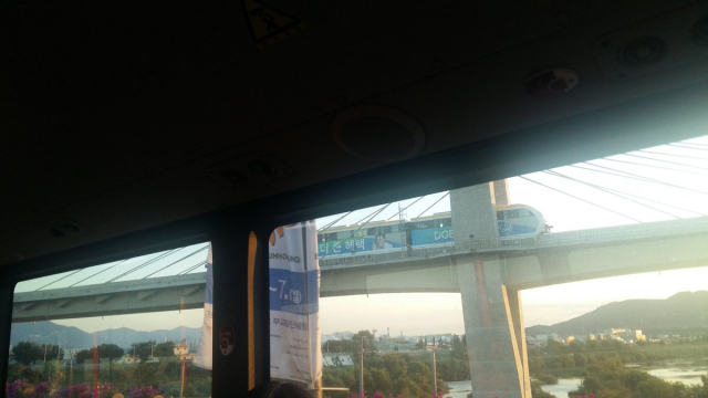 팔달교 옆 궤도 교량에 멈춰선 대구 도시철도 3호선 열차. 트위터