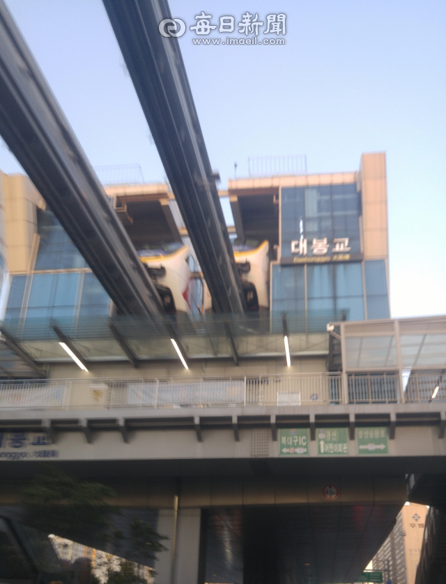 2일 대구도시철도 3호선이 열차 고장으로 운행이 전면 중단됐다. 그러면서 각 역에서는 열차가 움직이지 못하고 대기중이다. 매일신문DB