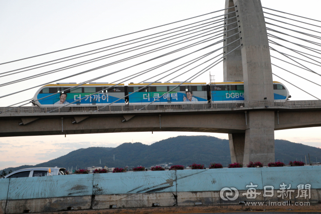 2일 오후 대구도시철도 3호선 선로 고장으로 상하행선 운행이 전면 중단됐다. 승객을 역에 하차시킨 뒤 이동 중이던 전동차가 팔달교 위에 멈춰서 있다. 우태욱 기자 woo@msnet.co.kr