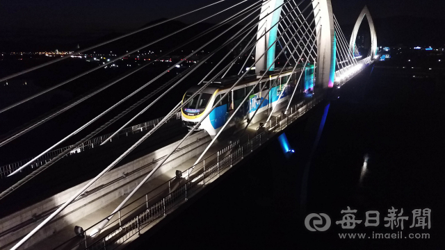 지난 2018년 10월 2일 승객을 역에 하차시킨 뒤 이동 중이던 대구도시철도 3호선 전동차가 전기 공급을 받지 못해 팔달교 위에 멈춰선 모습. 매일신문DB