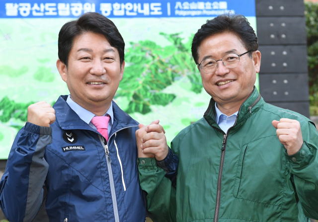 권영진 대구시장과 이철우 경북도지사가 2일 대구와 경북 상생협력 현장인 팔공산 둘레길을 답사하고 있다. 연합뉴스