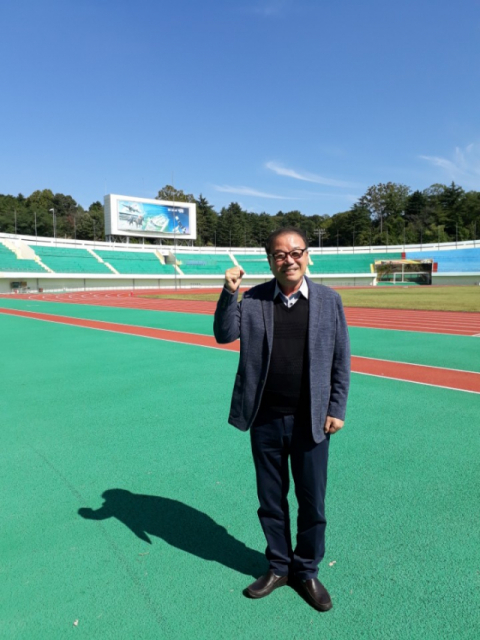 선수, 교사, 연맹 임원으로서 평생을 육상 발전에 이바지해온 최경용 경북육상연맹 회장이 영천시민운동장에서 전국체전에서의 선전을 다짐하고 있다. 이상헌 기자 davai@msnet.co.kr
