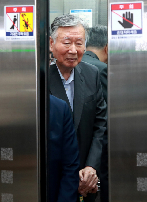 수천억 원대 횡령·배임과 임대주택 비리 혐의 등으로 기소된 이중근 부영그룹 회장이 2일 오전 서울 서초동 중앙지법에 보석(보조금 등 조건을 내건 석방) 뒤 열린 결심공판에 출석하기 위해 엘리베이터에 올라 법정으로 향하고 있다. 연합뉴스