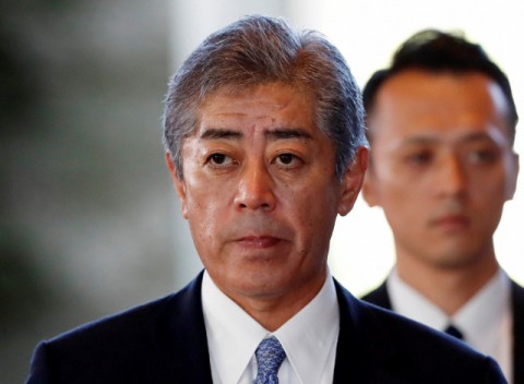 지난달 일본 집권당 총재선거에서 승리한 아베 신조(安倍晋三) 총리가 2일 오후 개각을 단행했다. 아소 다로 부총리 겸 재무상, 스가 요시히데(菅義偉) 관방장관 등 6명이 유임됐으며 12명을 새롭게 기용했다. 사진은 방위상에 기용된, 이와야 다케시(岩屋毅, 61) 전 자민당 안보조사회장이 이날 총리 공관에 도착한 모습. 아소 다로 부총리가 이끄는 아소파로 중의원 8선. 연합뉴스