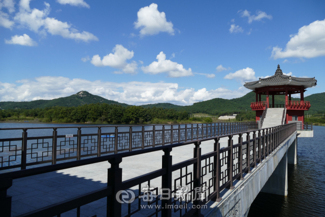 호민지는 경북도청 신도시의 대표 저수지라는 입지에 걸맞게 수변공원으로의 변화를 준비하고 있다. 사진은 호민지 전체를 둘러볼 수 있는 물 위에 지어진 전망대의 모습. 김영진 기자