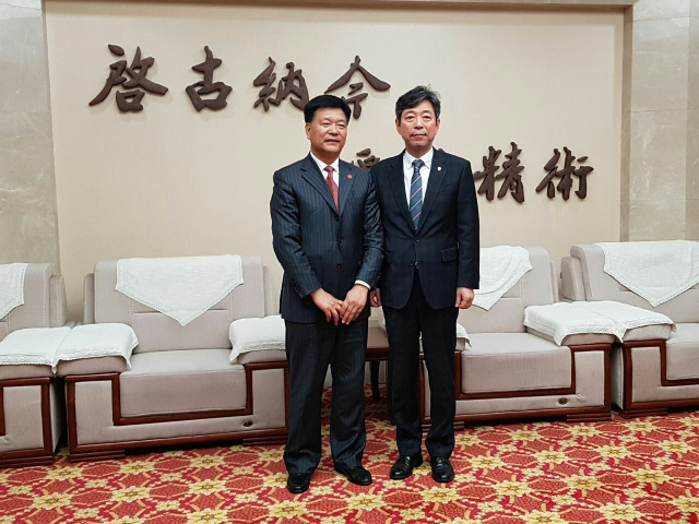 대구한의대 이영화(오른쪽) 교학부총장과 중국 장춘중의대 송백림 총장이 2019년부터 복수 학위제를 포함한 공동 교과과정을 운영하는 