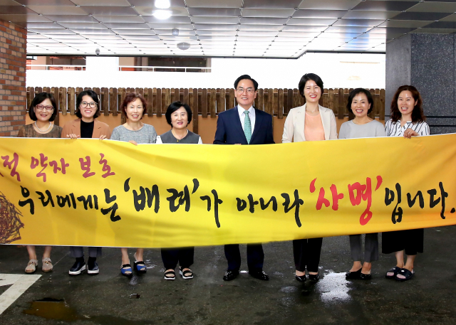 허경렬 경기남부지방경찰청장은 20일 여성폭력 피해자들을 상담·지원하는 경기 수원시 소재 여성긴급전화 1366 경기센터를 방문해 감사장을 전달했다. 경찰은 추석 명절 기간 가정폭력 신고가 증가할 것으로 예상되는 만큼, 1366과 긴밀히 협조하겠다고 설명했다. 연합뉴스