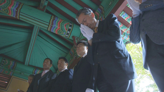 하토야마 유키오 전 일본 총리(오른쪽)가 3일 오전 경남 합천원폭피해자복지회관 앞에 있는 원폭 피해자 위령각을 참배하고 있다. 연합뉴스