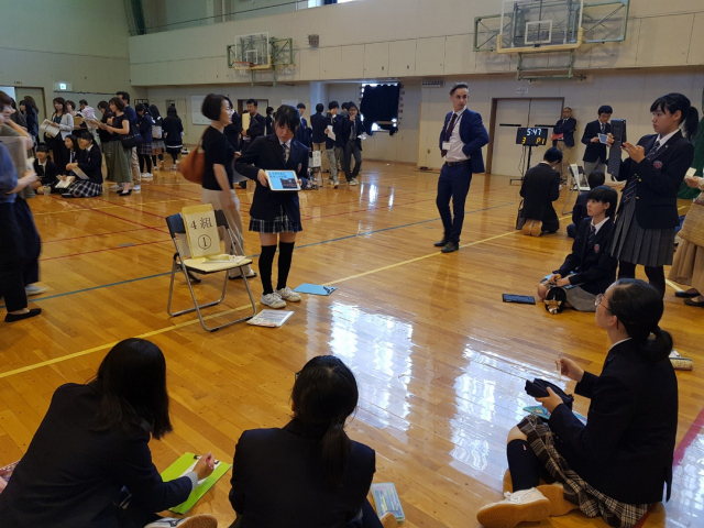 IB 교육을 도입한 일본 가이세이 중등교육학교 학생이 돌아가며 각자가 진행 중인 프로젝트를 친구들에게 설명하고 있다. 대구시교육청 제공