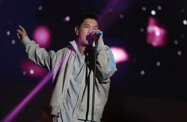 가수 크러쉬가 3일 오후 서울 마포구 난지한강공원에서 열린 2018 할리스커피페스티벌에서 공연을 선보이고 있다. 연합뉴스