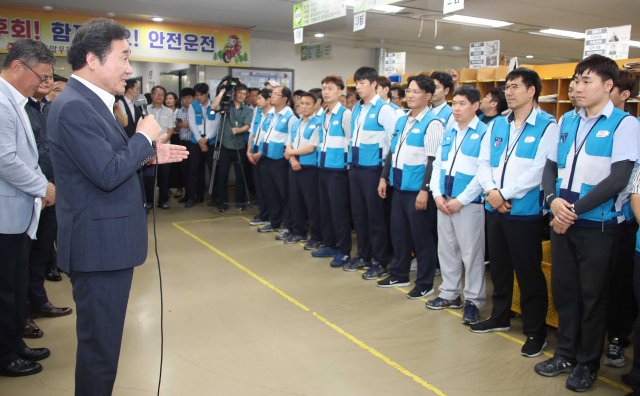 이낙연 국무총리가 1일 오후 서울 중구 서울중앙우체국을 방문해 집배실에서 근무 중인 직원들을 격려하고 있다. 연합뉴스