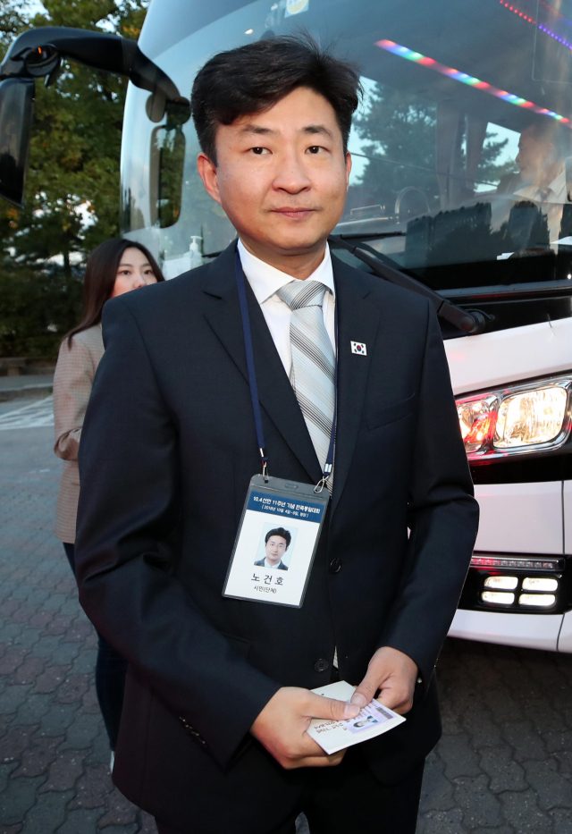 평양에서 열리는 10·4선언 11주년 기념행사에 참석하는 고(故) 노무현 전 대통령의 아들 노건호 씨가 4일 오전 서울 종로구 경복궁 주차장에서 정부 수송기 탑승을 위해 성남 서울공항으로 향하기 전 인사하고 있다. 연합뉴스