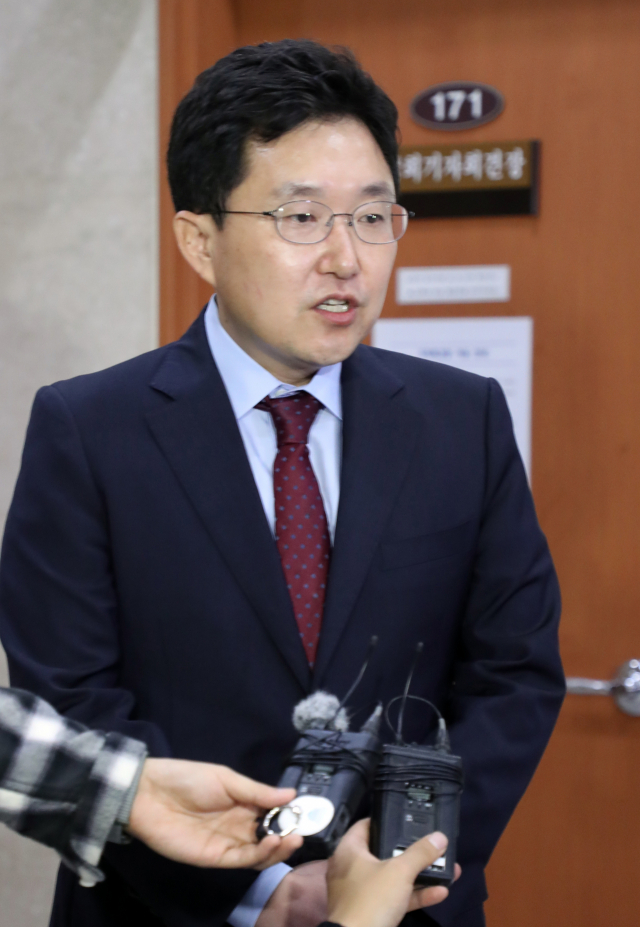 자유한국당 김용태 사무총장이 30일 국회 정론관 앞에서 전원책 변호사 영입과 관련한 기자회견을 하고 있다. 연합뉴스