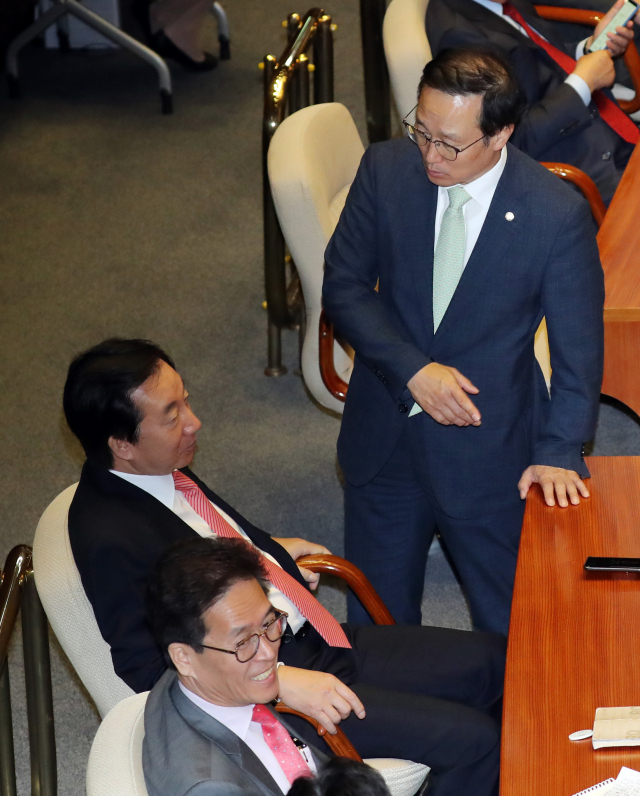더불어민주당 홍영표 원내대표가 4일 국회에서 열린 본회의 교육·사회·문화 분야 대정부질문에서 자유한국당 김성태 원내대표에게 유은혜 부총리 겸 교육부 장관의 답변에 비난을 보내는 야당의원들의 태도에 대해 항의하고 있다. 연합뉴스
