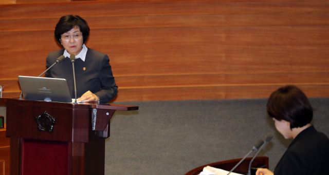 김은경 환경부 장관이 4일 국회에서 열린 본회의 교육·사회·문화 분야 대정부질문에서 답변하고 있다. 연합뉴스