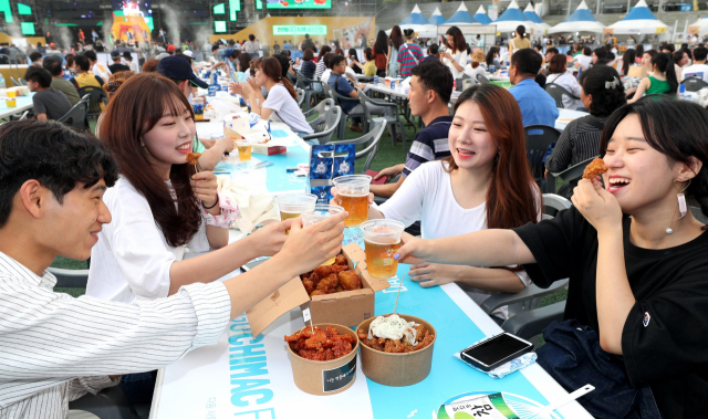 사자성어는 우리 인생에 교훈을 준다. 지은이가 쓴 책을 잘 활용하면 재치있는 건배사로도 좋다. 매일신문 DB