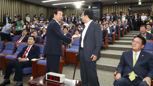 지난 7월12일 오후 국회에서 열린 자유한국당 20대 국회 후반기 국회부의장 후보 경선 중 심재철 의원(오른쪽)이 김성태 원내대표의 퇴진을 위해 의사진행 발언을 요구하자 김 대표가 일어나 저지했다. 연합뉴스