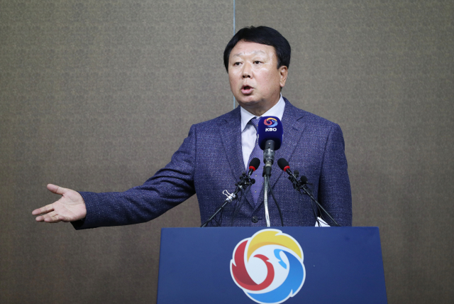 선동열 한국 야구대표팀 전임 감독이 4일 강남구 야구회관에서 열린 기자회견에서 2018 자카르타 팔렘방 아시안게임 야구대표 병역 미필선수 선발 관련 논란에 대해 입장을 밝히고 있다. 연합뉴스