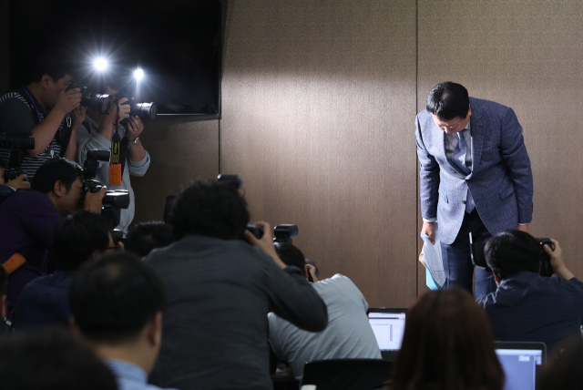 선동열 한국 야구대표팀 전임 감독이 4일 강남구 야구회관에서 열린 기자회견에서 2018 자카르타 팔렘방 아시안게임 야구대표 병역 미필선수 선발 관련 논란에 대해 해명한 뒤 취재진을 향해 인사하고 있다. 연합뉴스