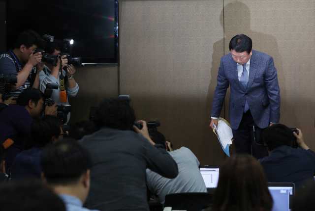 선동열 한국 야구대표팀 전임 감독이 4일 강남구 야구회관에서 열린 기자회견에서 2018 자카르타 팔렘방 아시안게임 야구대표 병역 미필선수 선발 관련 논란에 대해 해명한 뒤 취재진을 향해 인사하고 있다. 연합뉴스