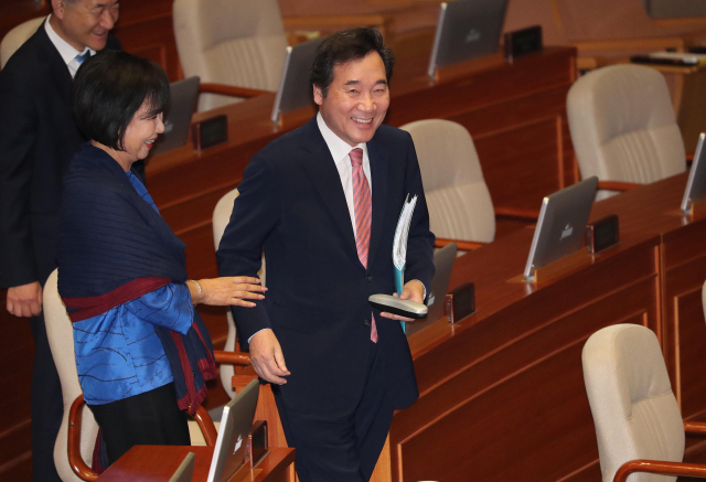 이낙연 국무총리가 4일 오전 국회 본회의에 참석하기 위해 본회의장에 들어오고 있다. 연합뉴스