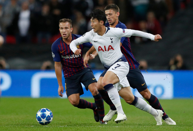손흥민이 4일(한국시각) 영국 런던의 웸블리 스타디움에서 열린 바르셀로나와 2018-2019 UEFA 챔피언스리그 조별리그 B조 2차전 홈경기에서 돌파를 시도하고 있다. AFP연합뉴스
