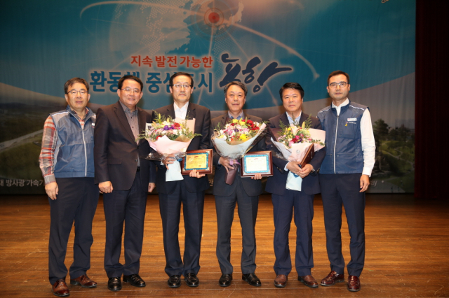 포항시 베스트간부 공무원으로 선정된 도성현, 정경원 과장과 허성두 국장(사진 왼쪽 세 번째부터). 포항시 제공