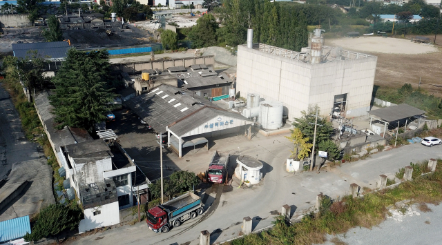 대구 동구 반야월 옛 안심연료단지에 마지막까지 남아있던 삼덕아스콘 공장으로 차량이 드나들고 있다. 이 공장은 이달 중 퇴거에 들어갈 예정이다. 매일신문DB