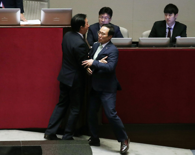 4일 오전 국회 본회의장에서 열린 교육·사회·문화 대정부 질문에서 자유한국당 이철규 의원이 유은혜 사회부총리 겸 교육부 장관의 자질 및 임명문제를 제기하자 홍영표 원내대표(오른쪽)가 이주영 국회부의장에게 강하게 항의하고 나섰고 이에 김성태 원내대표가 이를 제지하며 두 원내대표가 가벼운 몸싸움을 하고 있다. 연합뉴스