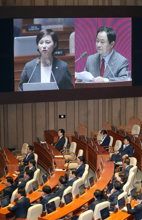 유은혜 사회부총리 겸 교육부 장관이 4일 오전 국회 본회의장에서 자유한국당 주광덕 의원의 대정부 질문에 답하고 있다. 연합뉴스