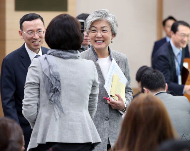 강경화 외교부 장관이 4일 오전 서울 종로구 외교부 청사에서 최근 한반도 비핵화 등 정세 관련 내신 기자 브리핑을 마친 뒤 출입기자들과 인사하고 있다. 연합뉴스