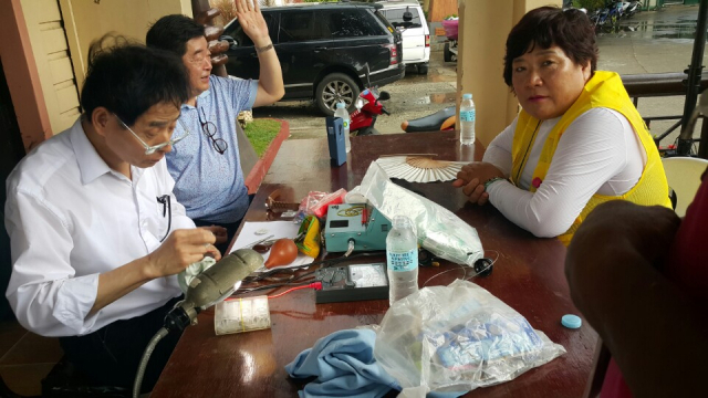 경상북도 기능봉사회(회장 이분순·오른쪽) 회원들이 필리핀 세부주 코드도바시 오지 마을에서 주민들의 고장난 시계를 수리하고 있다. 경북 기능봉사회 제공