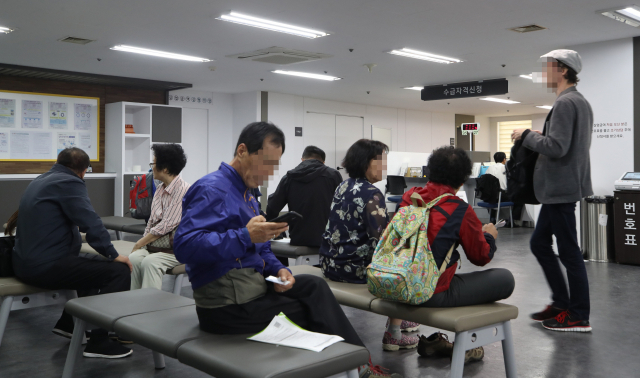 1일 서울 마포구 서울서부고용복지플러스센터의 실업급여 신청창구 앞이 실업급여 신청자들로 붐비고 있다. 한국고용정보원의 고용행정통계에 따르면 올해 1∼8월 실업급여 지급액은 4조5천147억원으로 작년 같은 기간 지급액보다 9천17억원(25.0％) 많았다. 연합뉴스
