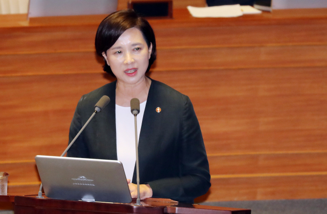 유은혜 부총리 겸 교육부장관이 4일 국회에서 열린 본회의 교육·사회·문화 분야 대정부질문에서 자유한국당 이철규 의원의 질문에 답변하고 있다. 연합뉴스
