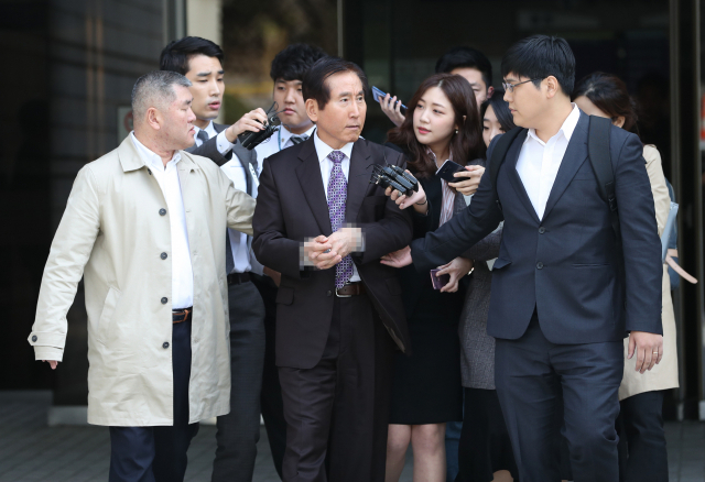 이명박 정부 시절 경찰의 댓글공작을 총지휘한 혐의를 받는 조현오 전 경찰청장이 4일 서초동 서울중앙지법에서 영장실질심사를 마치고 수갑을 찬 채 차로 향하며 팔을 만지는 수사 관계자에게 인상을 쓰고 있다. 조 전 청장의 구속여부는 이르면 오늘 밤 결정된다. 연합뉴스