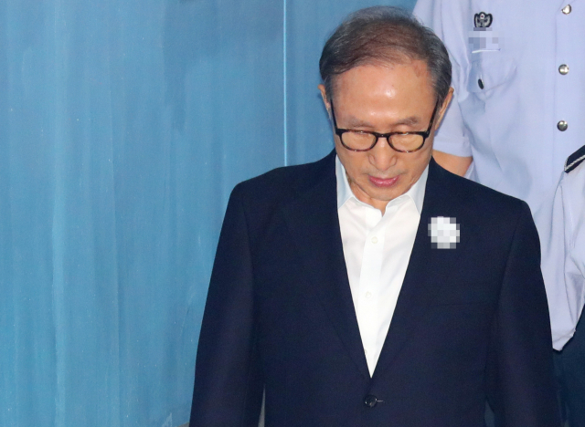 다스 자금 횡령과 삼성 뇌물수수 등의 혐의로 기소된 이명박 전 대통령이 6일 오후 서울 서초구 서울중앙지법에서 열린 결심 공판에 출석하기 위해 호송차에서 내려 법정으로 향하고 있다. 연합뉴스
