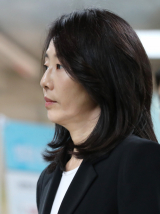 조윤선 전 문화체육관광부 장관이 5일 서초동 서울중앙지법에서 열리는 박근혜 정부의 보수단체 불법지원(화이트리스트) 관련 선고 공판에 출석하고 있다. 연합뉴스