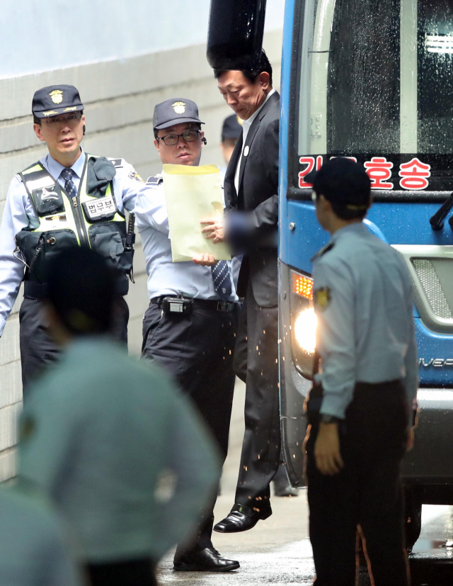 박근혜 전 대통령 측에 뇌물을 건넨 혐의 등으로 1심에서 실형을 선고받은 신동빈 롯데그룹 회장이 5일 서초동 서울중앙지법에서 열리는 항소심 선고공판에 출석하기 위해 호송차에서 내려 법정으로 향하고 있다. 연합뉴스