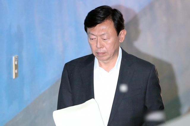 박근혜 전 대통령 측에 뇌물을 건넨 혐의 등으로 1심에서 실형을 선고받은 신동빈 롯데그룹 회장이 5일 서초동 서울중앙지법에서 열리는 항소심 선고공판에 출석하기 위해 호송차에서 내려 법정으로 향하고 있다. 연합뉴스
