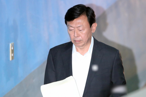 박근혜 전 대통령 측에 뇌물을 건넨 혐의 등으로 1심에서 실형을 선고받은 신동빈 롯데그룹 회장이 5일 서초동 서울중앙지법에서 열리는 항소심 선고공판에 출석하기 위해 호송차에서 내려 법정으로 향하고 있다. 연합뉴스
