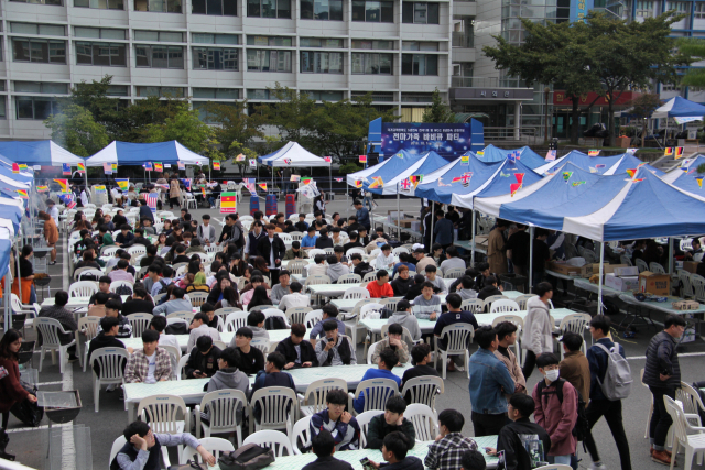 영남이공대는 WCC(세계적 수준 전문대학) 8년 연속 선정기념 및 국가고객만족도 5년 연속 1위를 기념해 지난 1, 2일 전교생 5천여 명이 참석한 가운데 바비큐 행사를 열었다. 영남이공대 제공