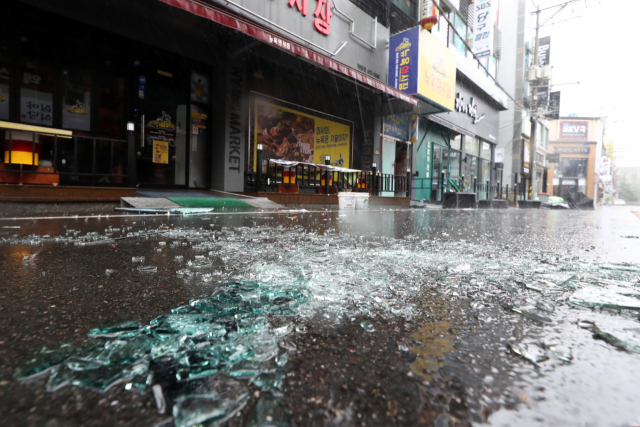 제25호 태풍 콩레이가 남해안으로 접근한 6일 오전 전남 여수시 학동 거리에 강풍으로 떨어져 내린 유리창이 조각나 있다. 연합뉴스