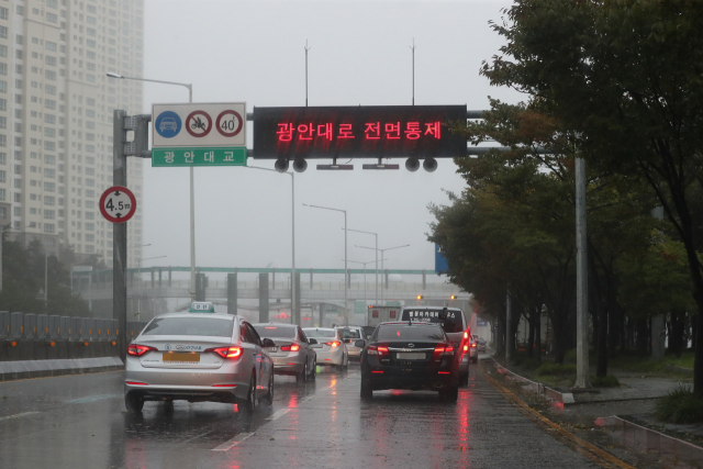 태풍 콩레이가 한반도에 상륙한 6일 오전 부산 해운대구 광안대교 수영강변 요금소 전광판에 광안대교 차량통제를 알리는 문구가 떠 있다. 태풍으로 이날 오전 광안대교 상·하판과 거가대교, 남항대교, 부산항대교, 신선대 지하차도, 을숙도대교 컨테이너 차량 통행이 전면 금지됐다. 연합뉴스