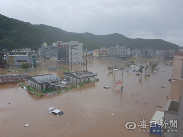 태풍 콩레이의 물폭탄으로 6일 오전 완전히 물에 잠긴 영덕군 강구면 오포리 일대. 도로는 보이지 않지만 심어진 듯 보이는 신호등이 이곳이 도로였음을 보여주고 있다. 독자제공