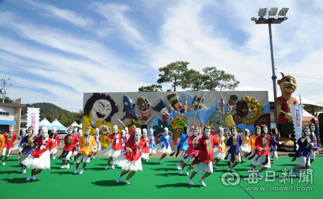 2018안동국제탈춤페스티벌은 열흘 동안 103만여명이 다녀갔다. 올 해 탈춤축제는 지역 대학생들로 구성된 탈놀이단 공연과 시내 곳곳에서 열린 비탈민 공연 등으로 지역전체가 축제판으로 만들어 졌다. 안동시 제공