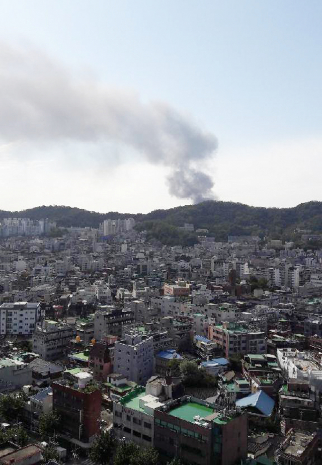 7일 경기도 고양시 덕양구 화전동 송유관공사 저유소 휘발유 탱크 폭발 화재로 발생한 검은 연기가 서울 은평구에서도 관측되고 있다. 연합뉴스
