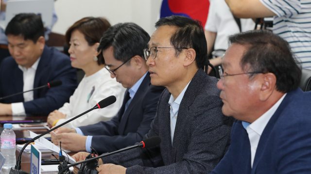 더불어민주당 홍영표 원내대표가 지난달 19일 오후 국회 의원회관에서 열린 고용상항 관련 긴급 당정청회의에서 모두발언하고 있다. 연합뉴스